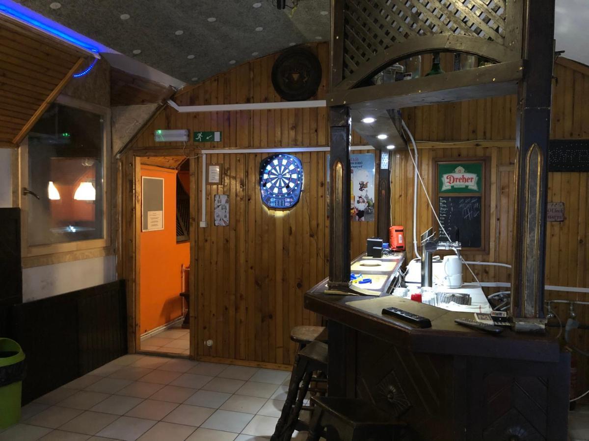 Whole Basemenet Former Pub4 Stag Do/Hen Party บูดาเปสต์ ภายนอก รูปภาพ