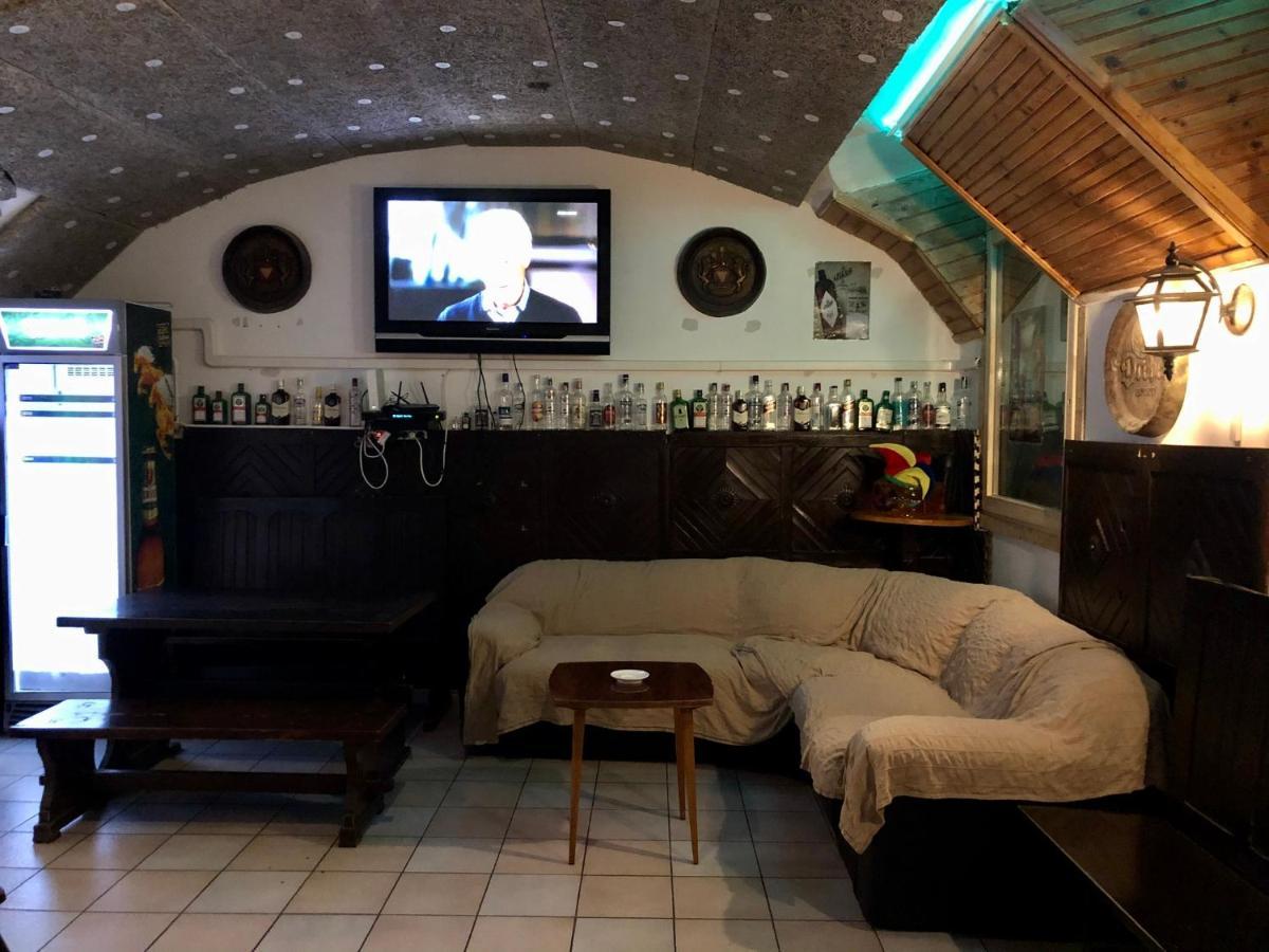 Whole Basemenet Former Pub4 Stag Do/Hen Party บูดาเปสต์ ภายนอก รูปภาพ