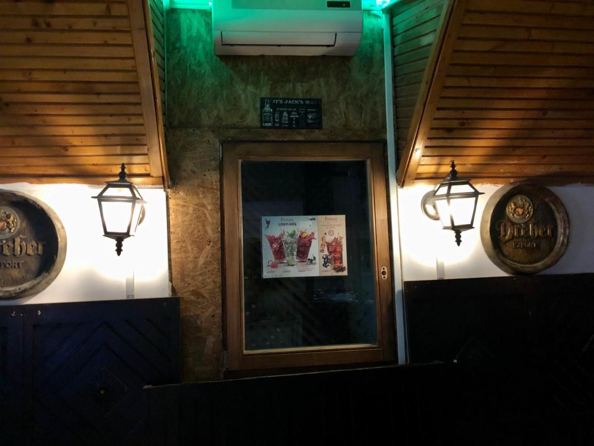 Whole Basemenet Former Pub4 Stag Do/Hen Party บูดาเปสต์ ภายนอก รูปภาพ