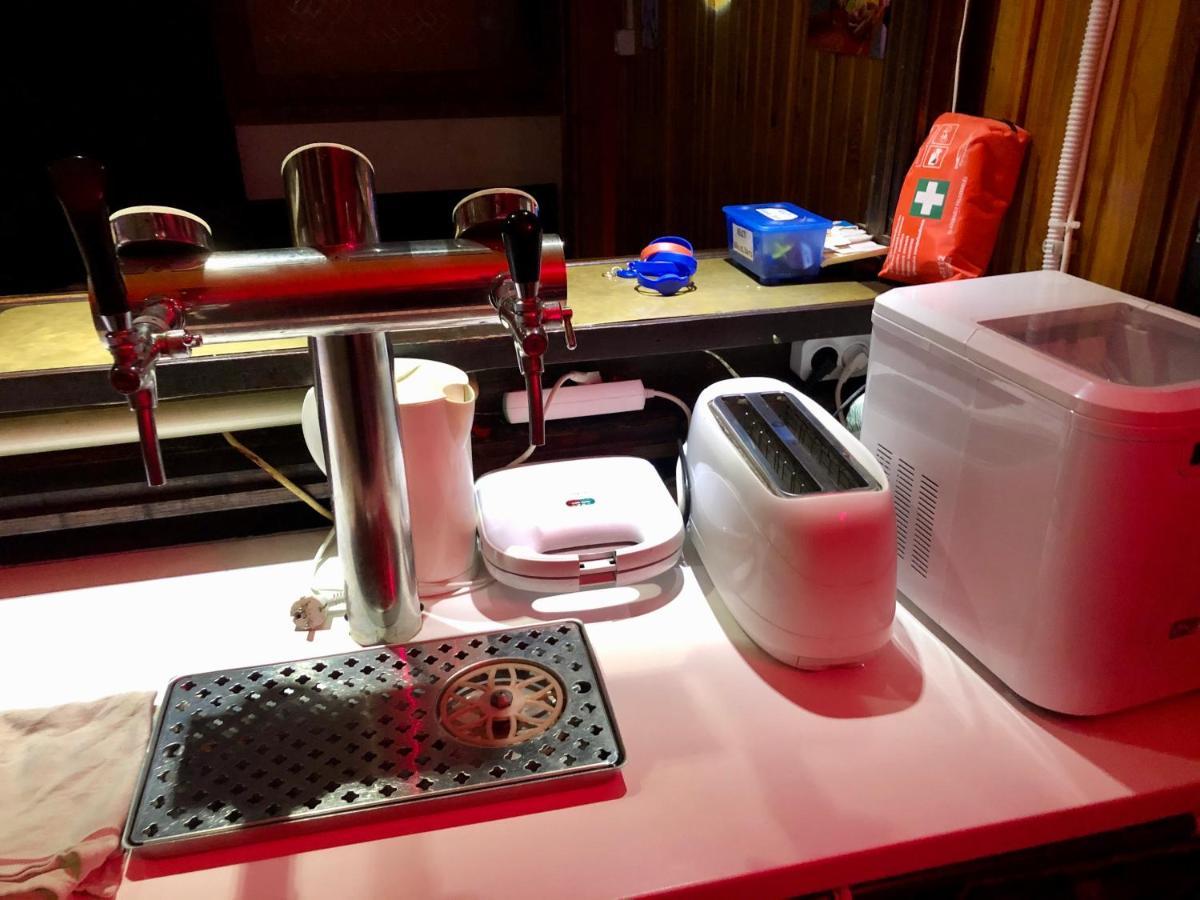 Whole Basemenet Former Pub4 Stag Do/Hen Party บูดาเปสต์ ภายนอก รูปภาพ