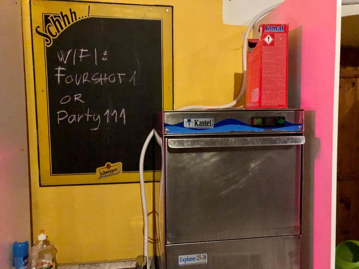 Whole Basemenet Former Pub4 Stag Do/Hen Party บูดาเปสต์ ภายนอก รูปภาพ