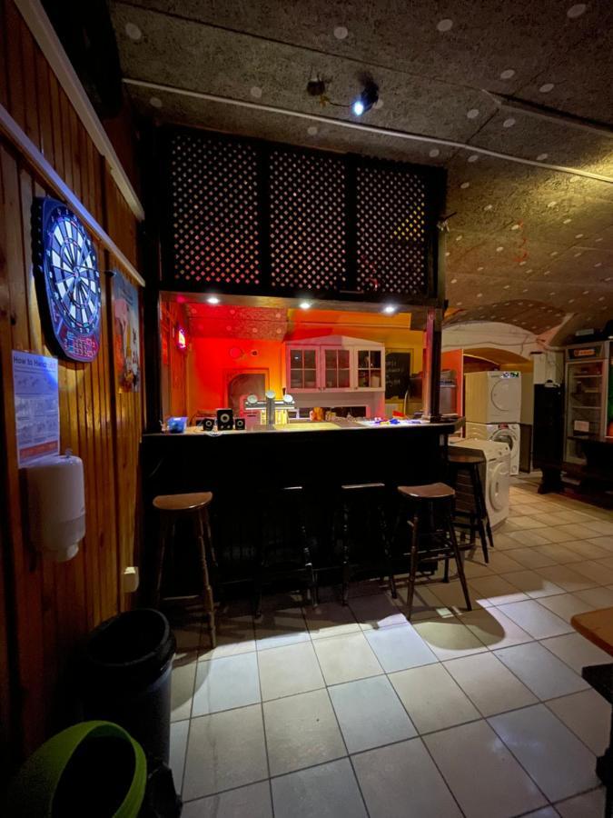Whole Basemenet Former Pub4 Stag Do/Hen Party บูดาเปสต์ ภายนอก รูปภาพ