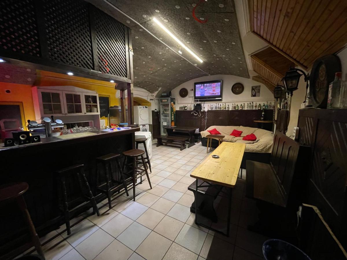 Whole Basemenet Former Pub4 Stag Do/Hen Party บูดาเปสต์ ภายนอก รูปภาพ