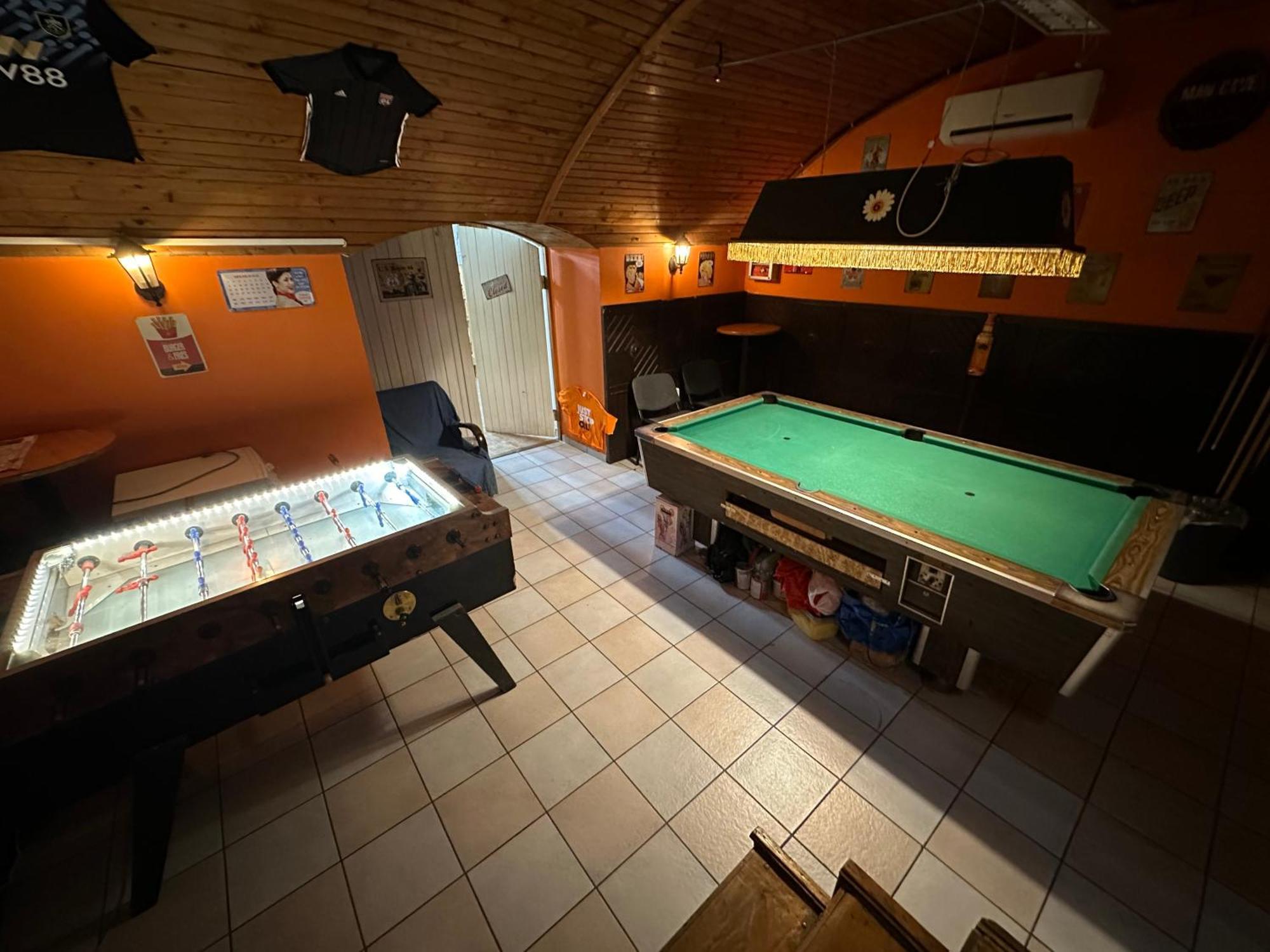 Whole Basemenet Former Pub4 Stag Do/Hen Party บูดาเปสต์ ภายนอก รูปภาพ